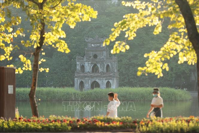 Bắc Bộ trưa chiều hửng nắng, miền Trung mưa giảm