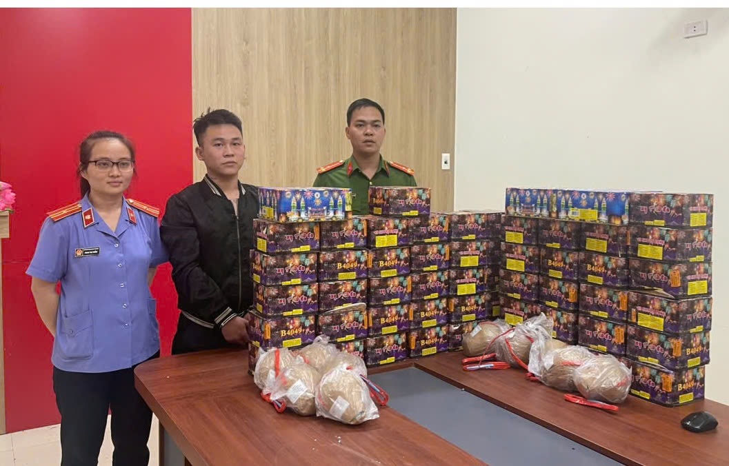 Bắt giữ đối tượng buôn bán hơn 1 tạ pháo từ nước ngoài về Việt Nam