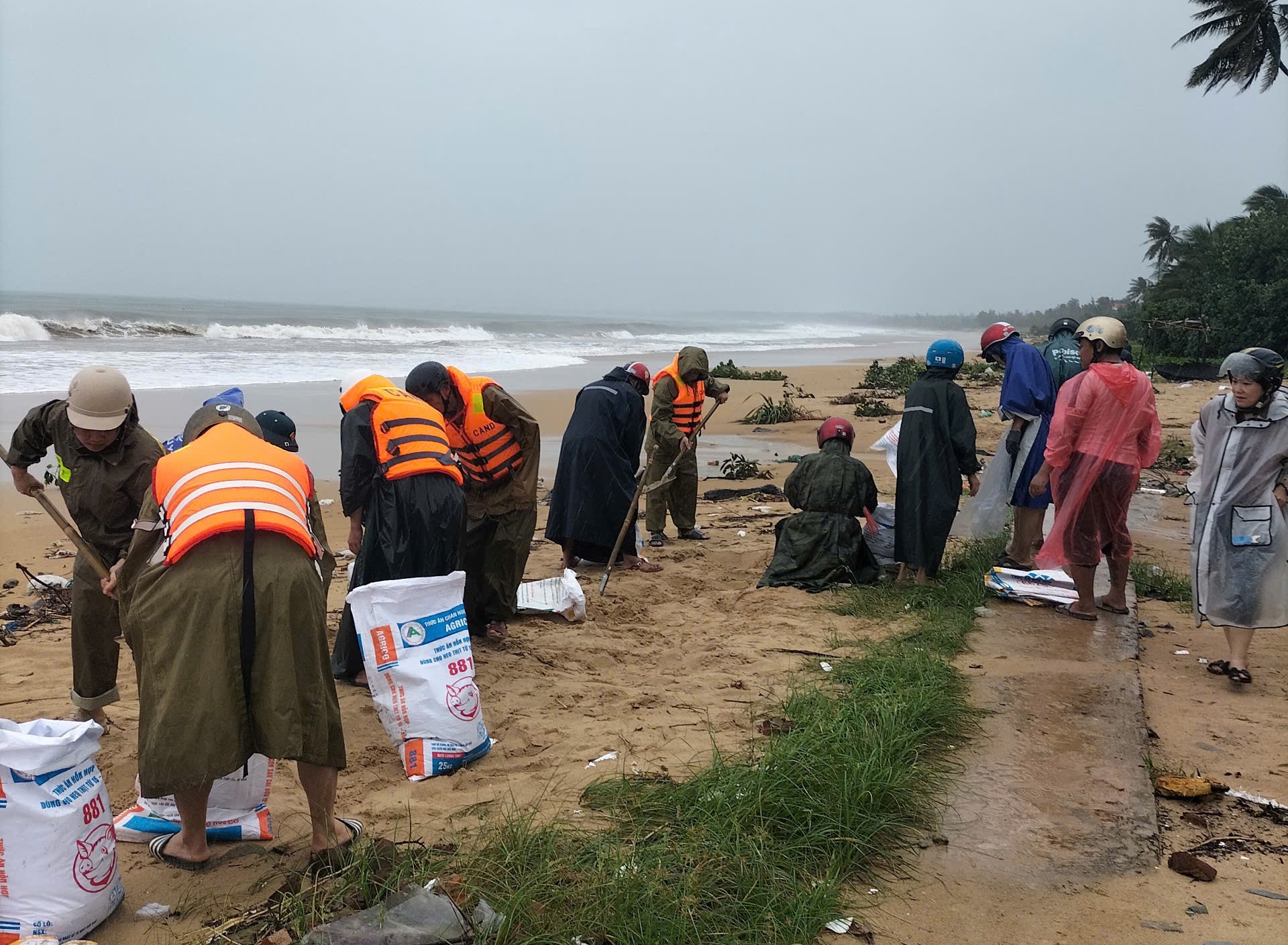 Huy động gần 5 000 cán bộ, chiến sĩ Công an giúp người dân ứng phó bão số 13 ở Đắk Lắk