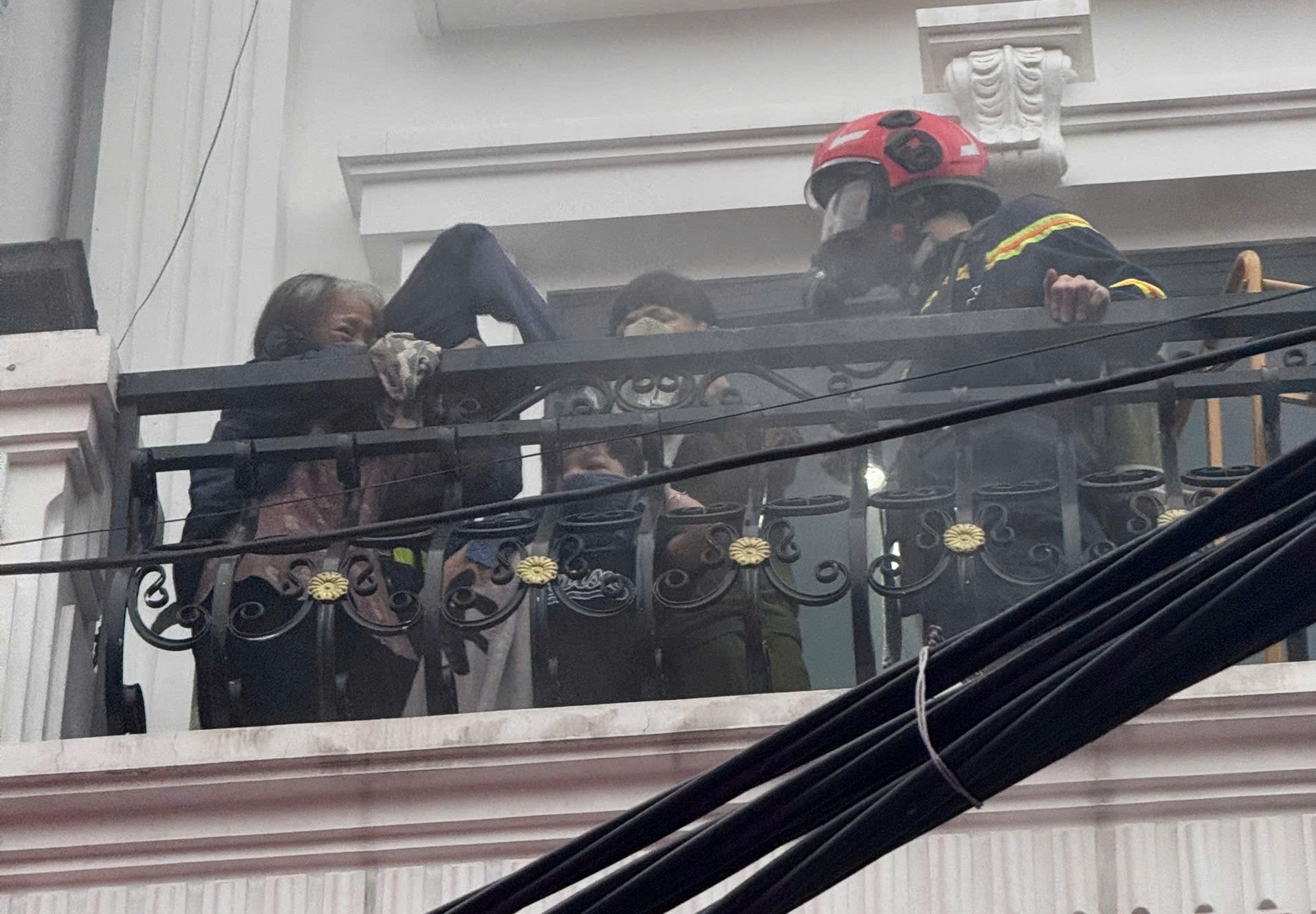 Cứu 3 người mắc kẹt trong vụ cháy nhà dân lúc rạng sáng