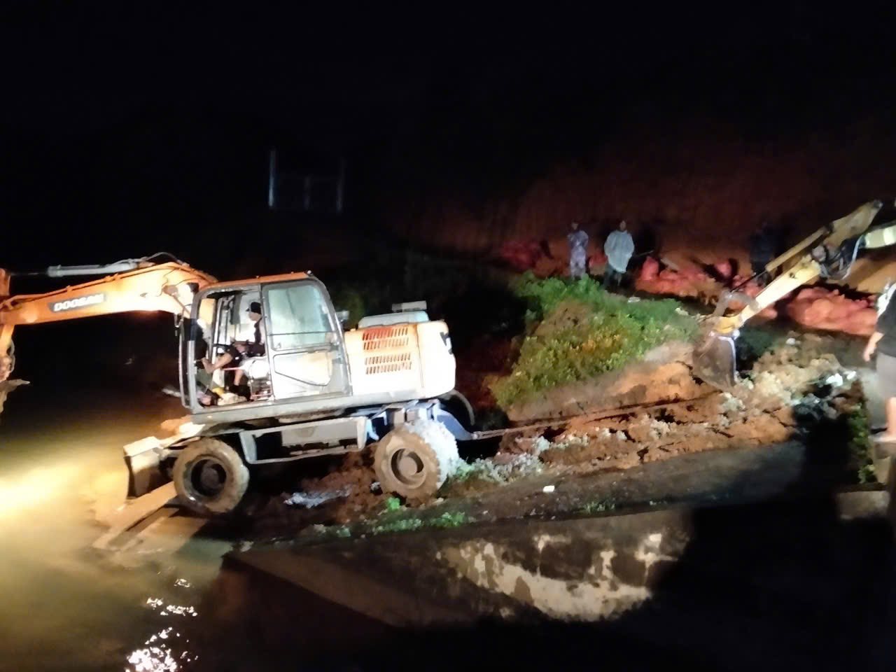 Hàng trăm cán bộ, chiến sĩ ứng phó nguy cơ vỡ hồ chứa nước trong đêm