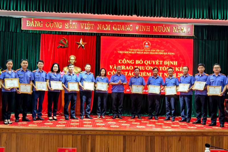 Nhiều lượt phóng viên Báo Bảo vệ pháp luật được VKSND các địa phương khen thưởng năm 2025