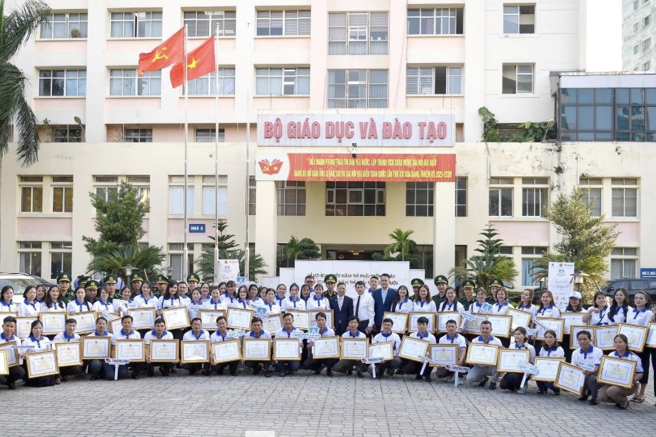 Bộ Giáo dục và Đào tạo tặng bằng khen cho 80 nhà giáo tiêu biểu toàn quốc