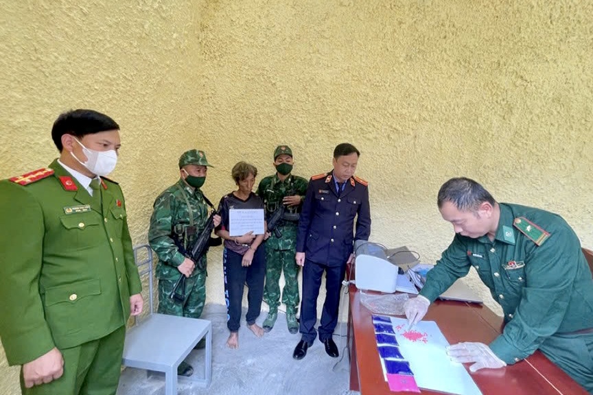 Kiểm sát viên tham gia lấy lời khai đối tượng tàng trữ trái phép chất ma túy