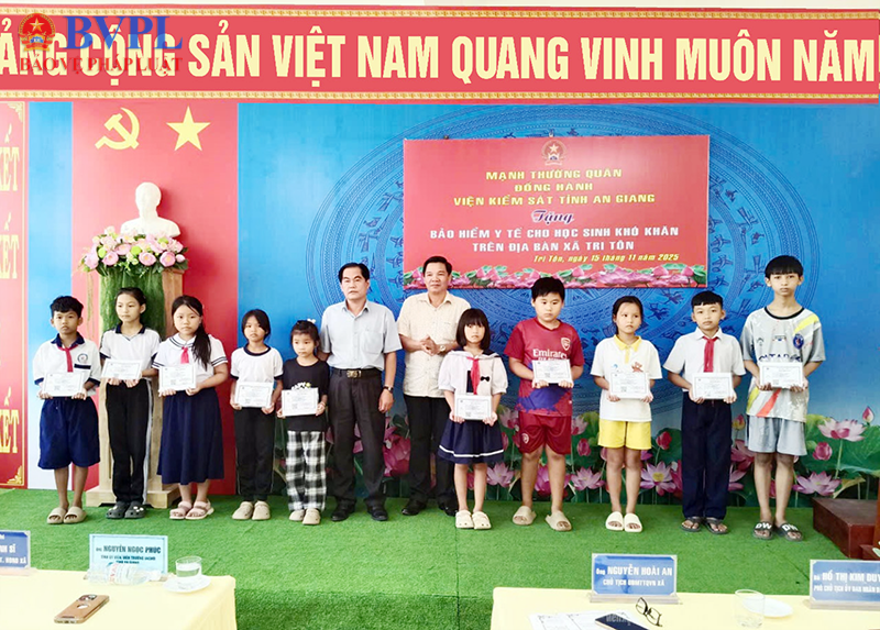 VKSND tỉnh An Giang phối hợp trao tặng thẻ bảo hiểm y tế