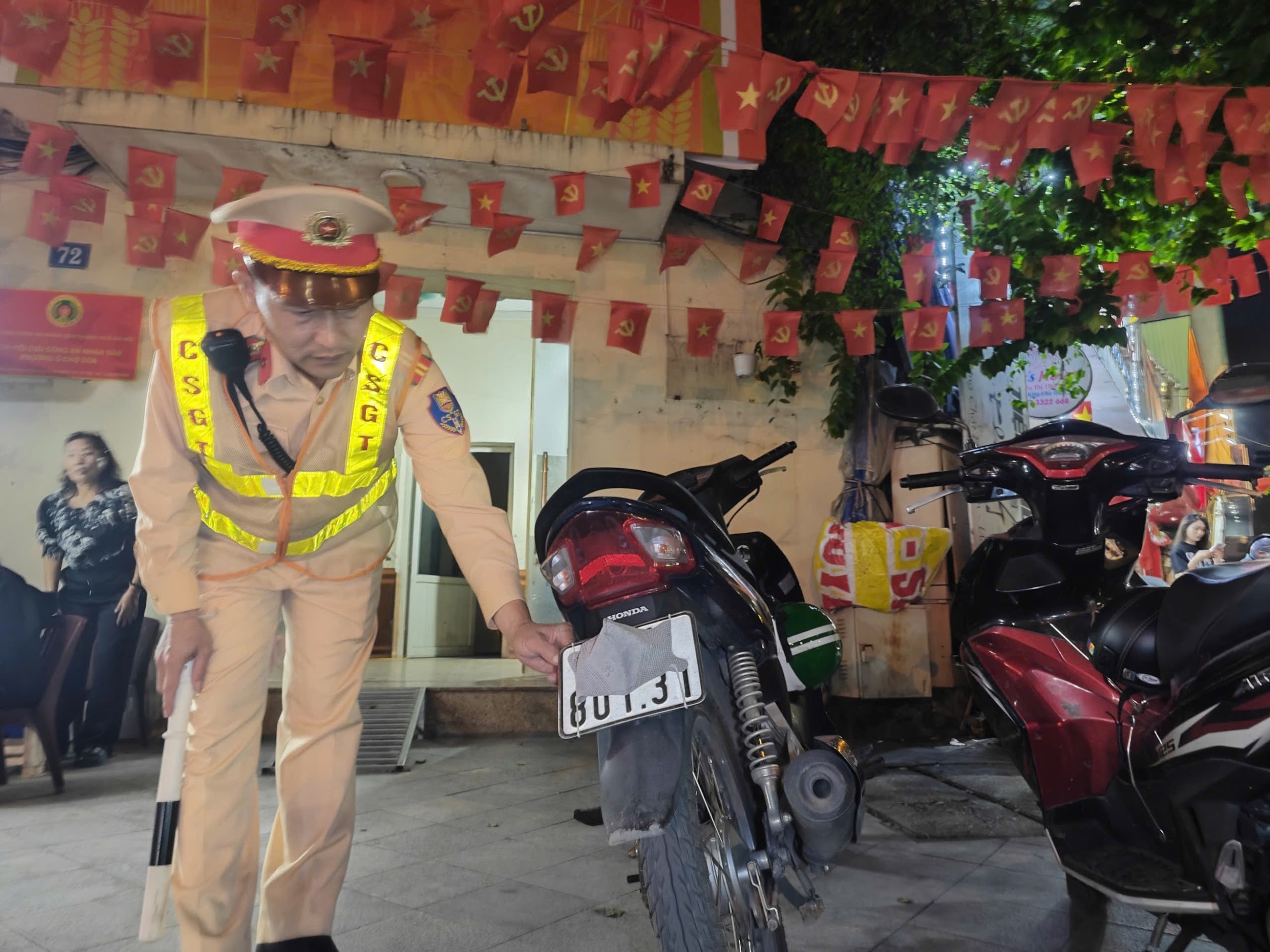 Xử lý gần 400 trường hợp vi phạm quy định về biển số và dùng tay sử dụng điện thoại