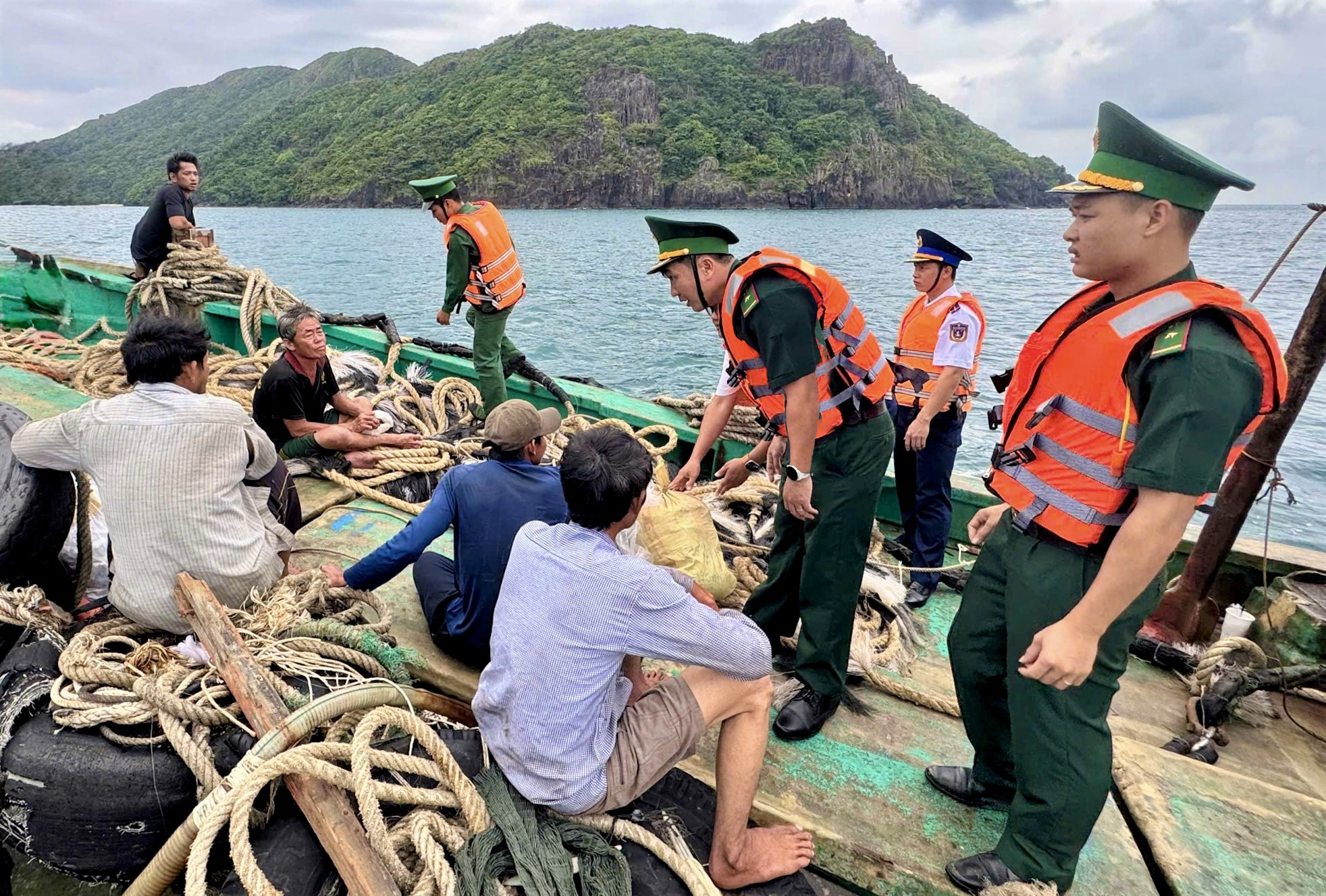 5 ngư dân thoát chết thần kỳ sau khi tàu cá bị sóng nhấn chìm ở Côn Đảo