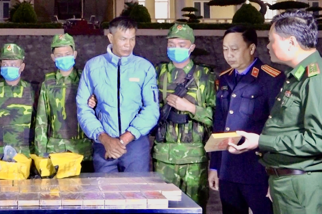 Mật phục, bắt quả tang đối tượng vận chuyển trái phép khối lượng lớn ma túy