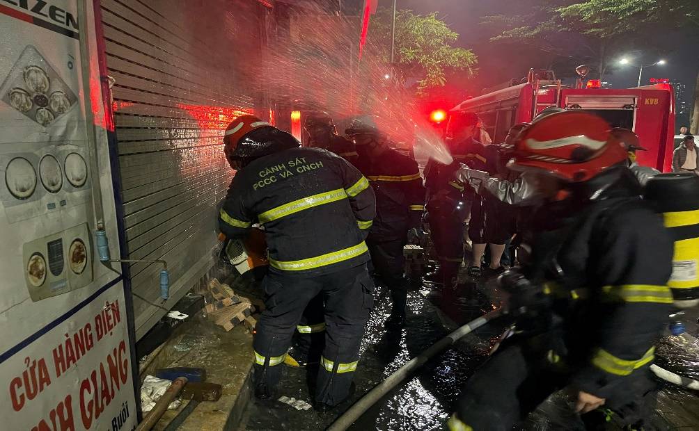 Kịp thời cứu nạn, cứu hộ nhiều người dân trong 2 vụ cháy tại Hà Nội
