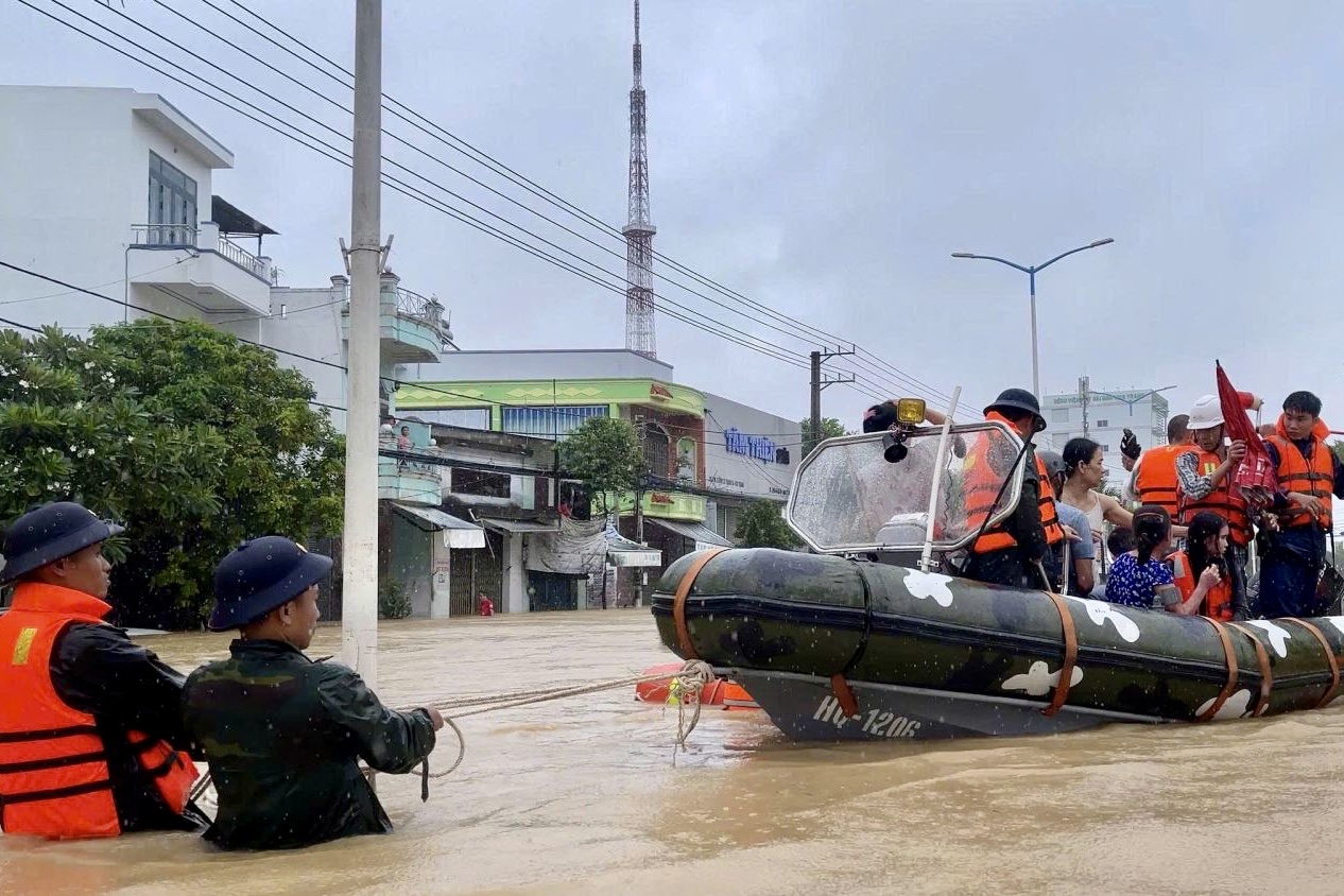 Sáng 22 11, lực lượng Vùng 4 Hải quân hỗ trợ di dời hơn 5 000 người dân khỏi các điểm ngập sâu
