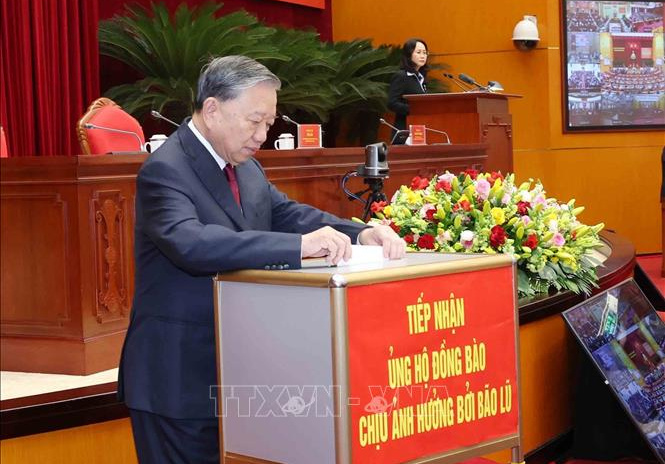 Tổng Bí thư Tô Lâm và các đại biểu ủng hộ đồng bào bão lũ