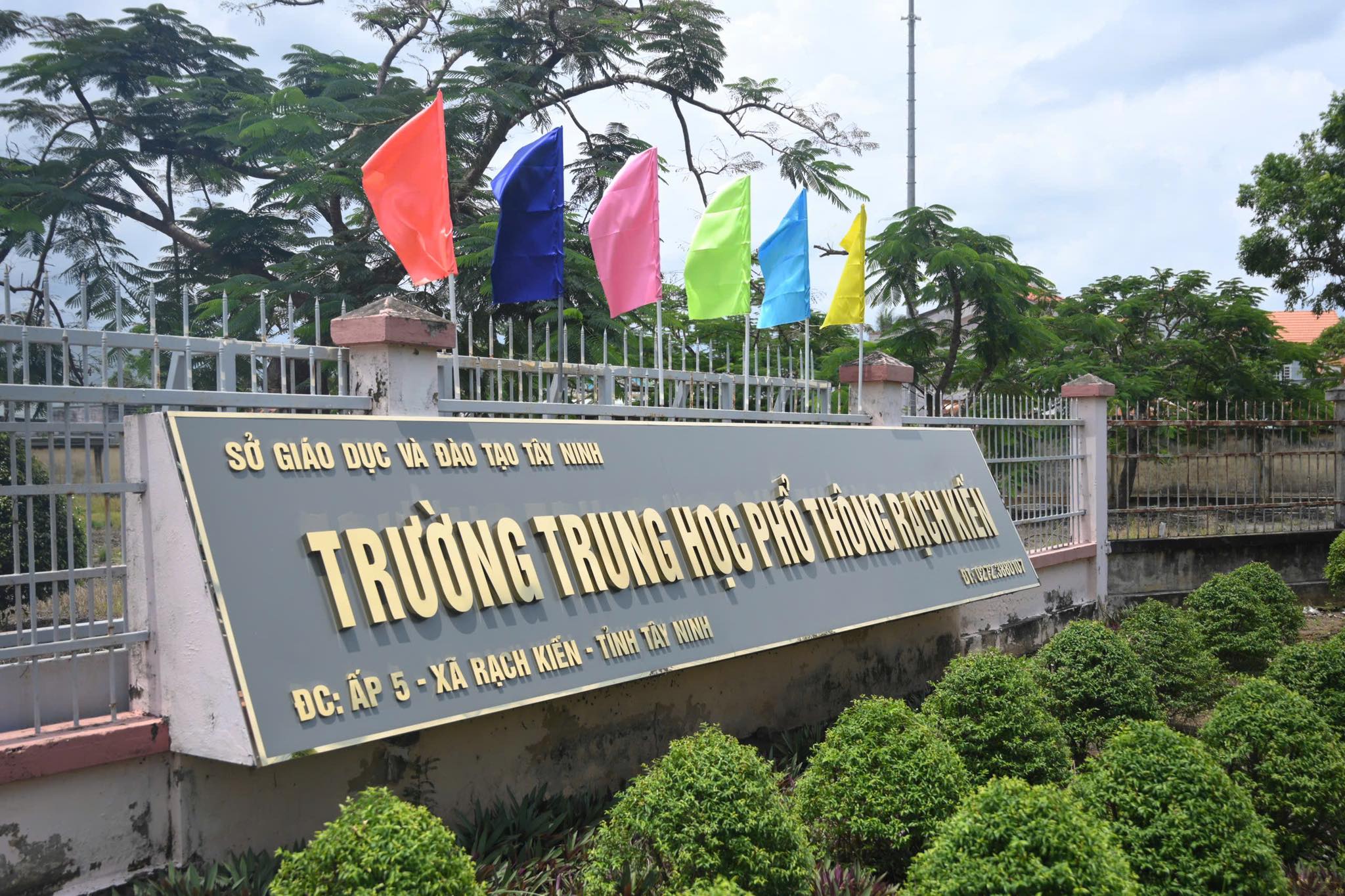 Kỷ luật cảnh cáo thầy giáo nhắn tin “thân mật” với nữ sinh lớp 10