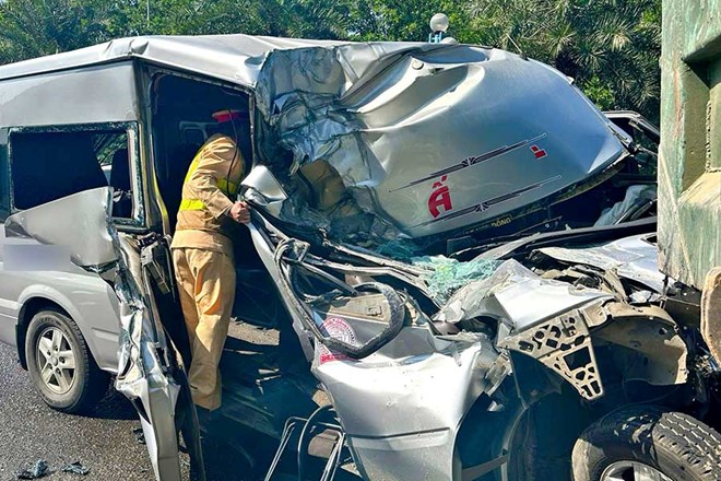 Tai nạn liên hoàn trên đường Võ Nguyên Giáp, một phụ nữ mắc kẹt trong cabin xe