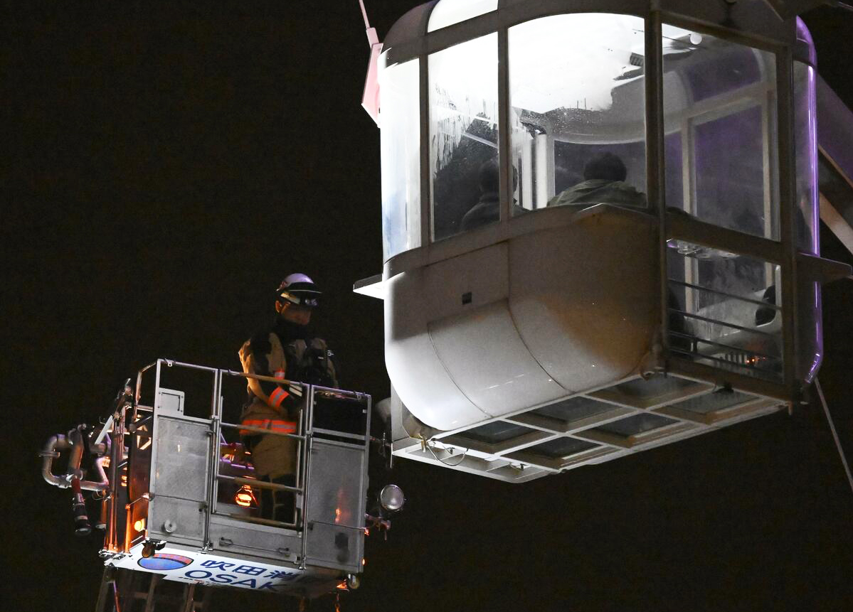 Vòng đu quay khổng lồ đứng bánh do sét đánh, 20 người mắc kẹt