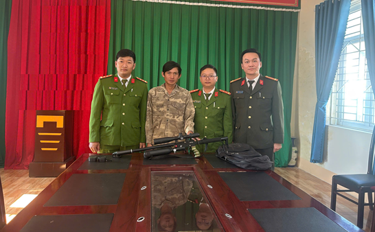 Tạm giữ 2 đối tượng tàng trữ trái phép vũ khí quân dụng