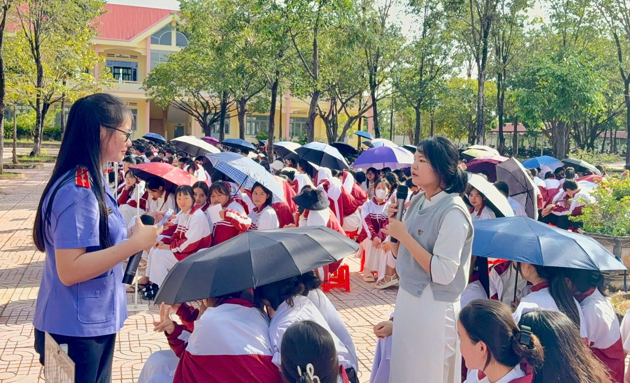 Đoàn viên VKSND tỉnh Đắk Lắk tuyên truyền phòng, chống bạo lực học đường