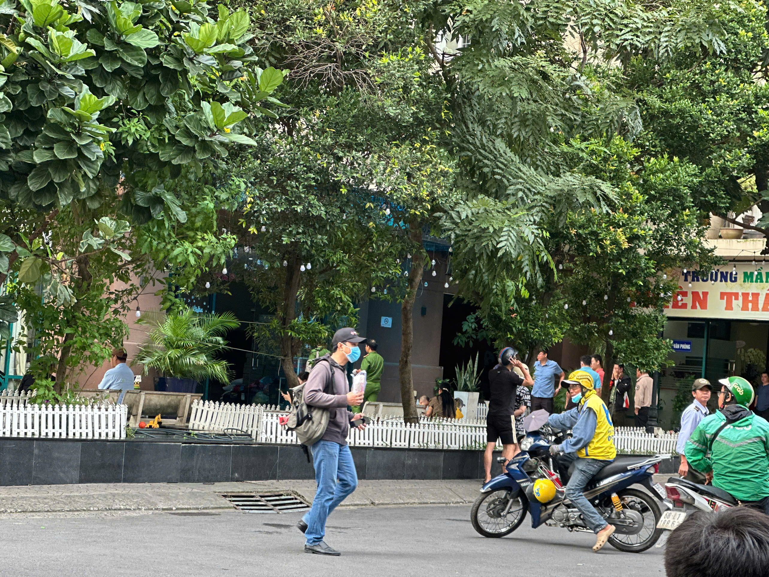 Công an phong tỏa hiện trường người phụ nữ rơi từ sân thượng chung cư Phúc Yên