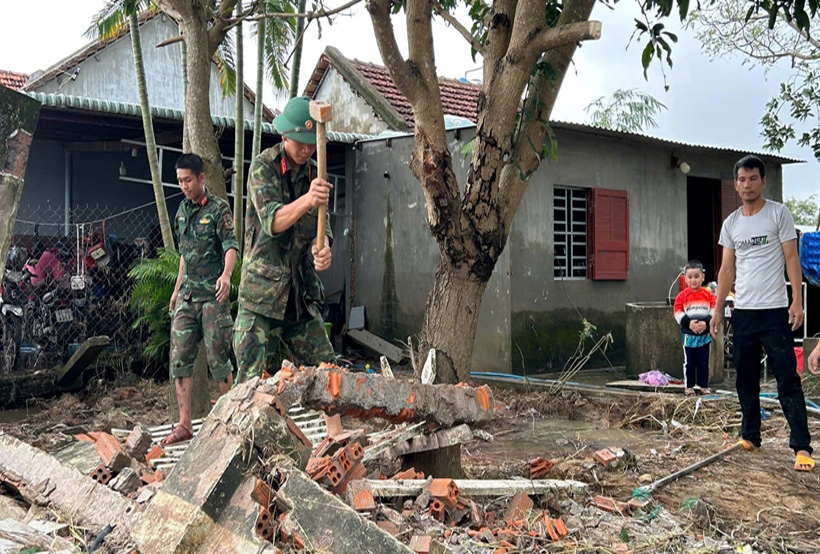 Quân khu 5 hỗ trợ xây dựng lại nhà cho người dân bị đổ sập do mưa lũ