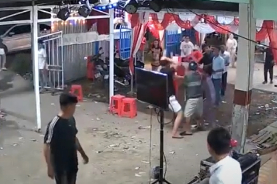 Tạm giữ hai đối tượng dùng hung khí gây chết người tại tiệc cưới
