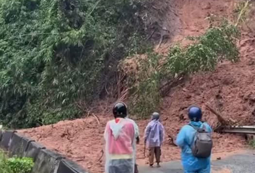 Sạt lở sau mưa lớn, đèo Sông Pha phong tỏa tạm thời