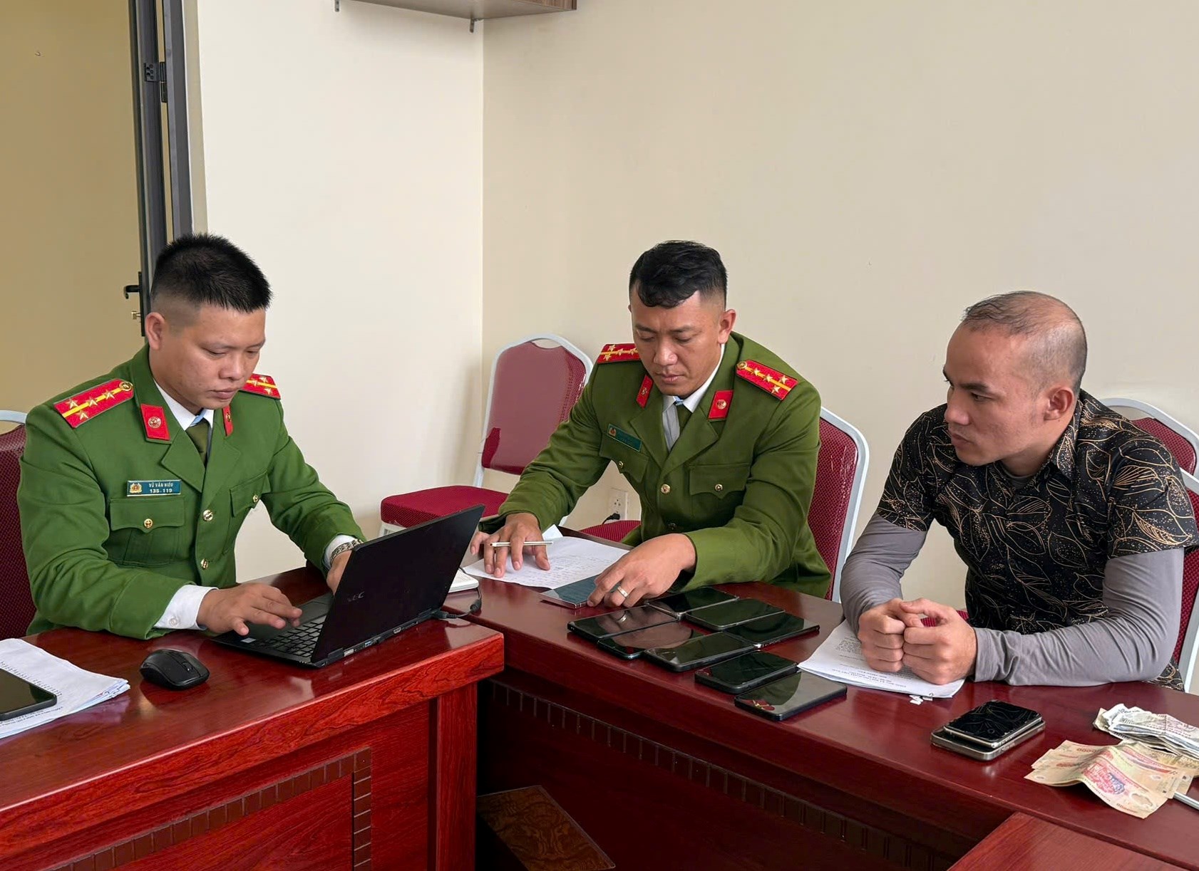 Đối tượng trộm 11 điện thoại của đồng nghiệp ra đầu thú