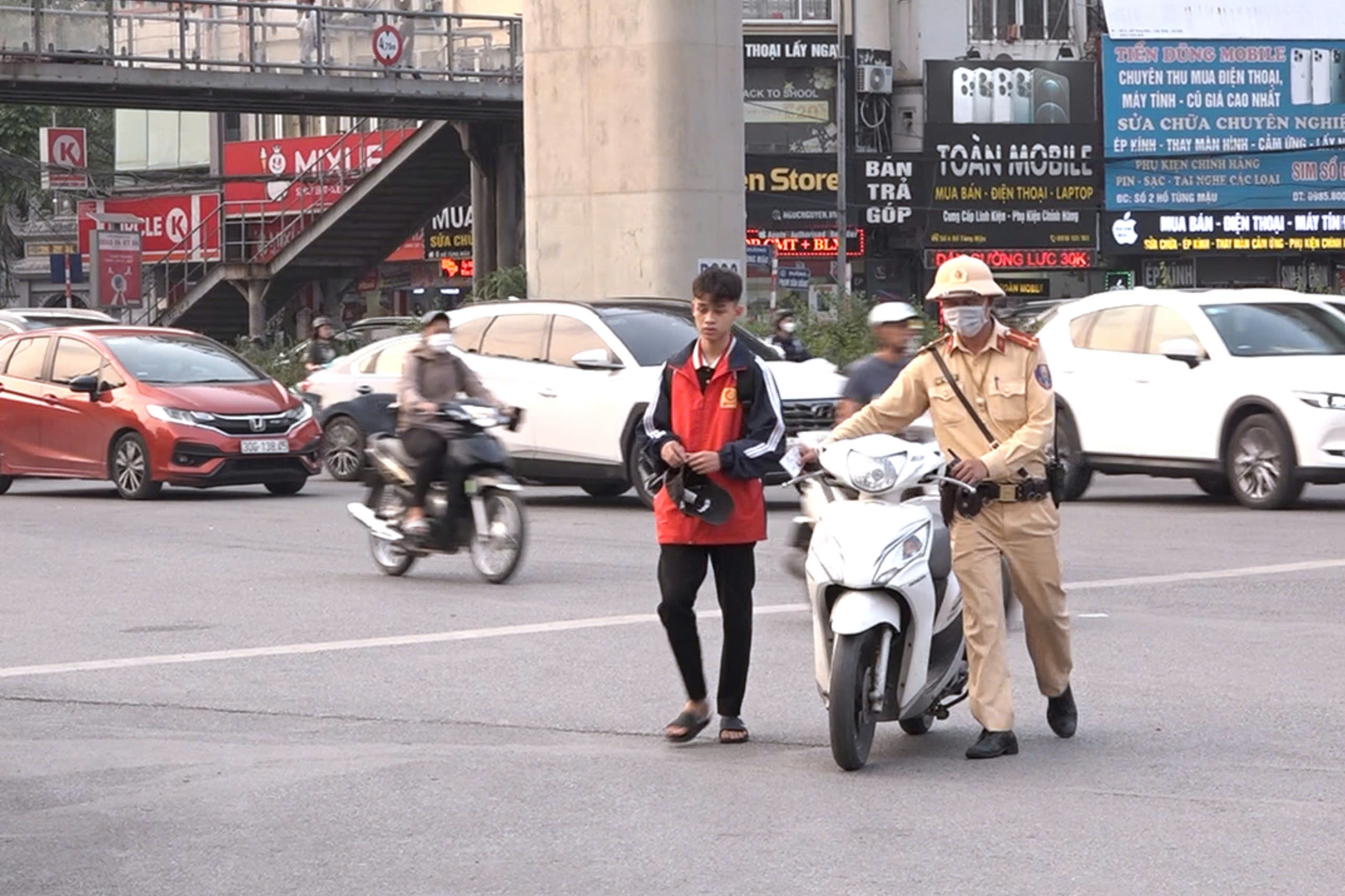 Hà Nội Xử lý hàng trăm trường hợp học sinh và phụ huynh vi phạm giao thông