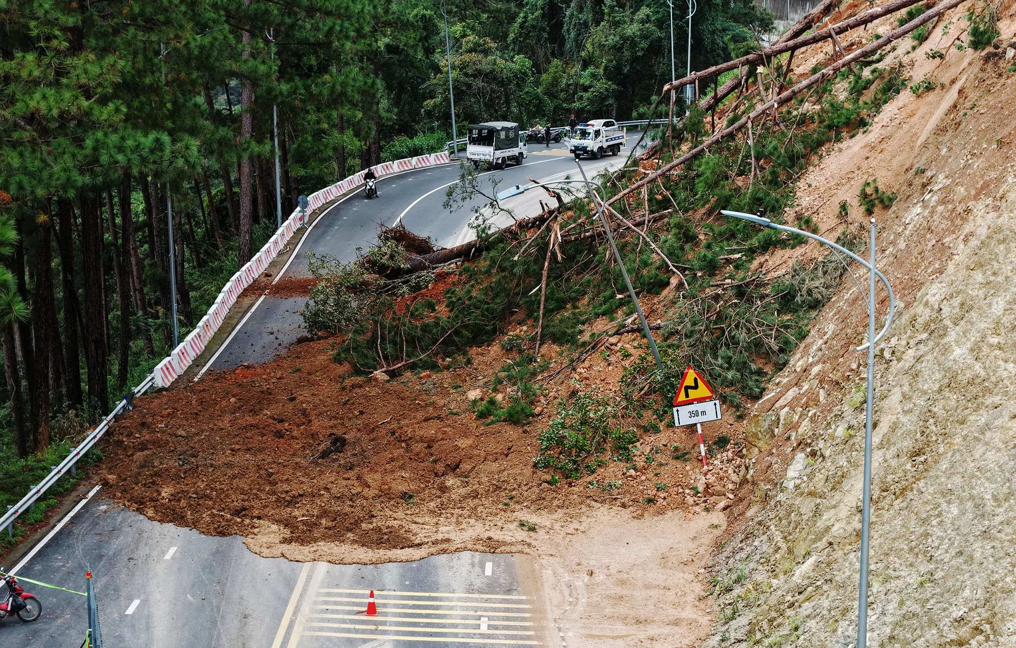 Hàng loạt tuyến đường bộ sạt lở do mưa lớn, Lâm Đồng công bố tình huống khẩn cấp về thiên tai
