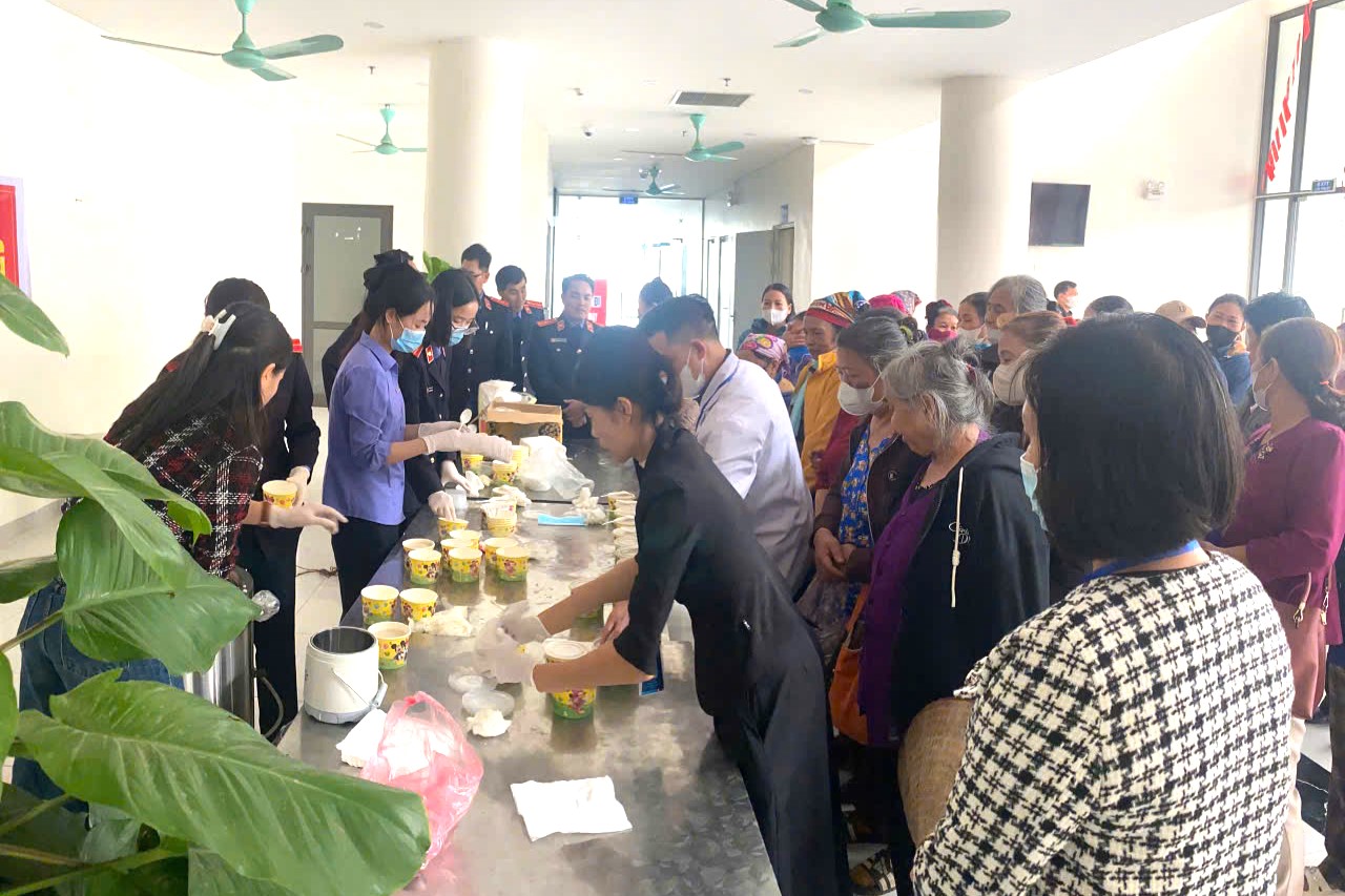 Chi đoàn VKSND khu vực 4, tỉnh Bắc Ninh tổ chức hoạt động tình nguyện “Nồi cháo yêu thương”