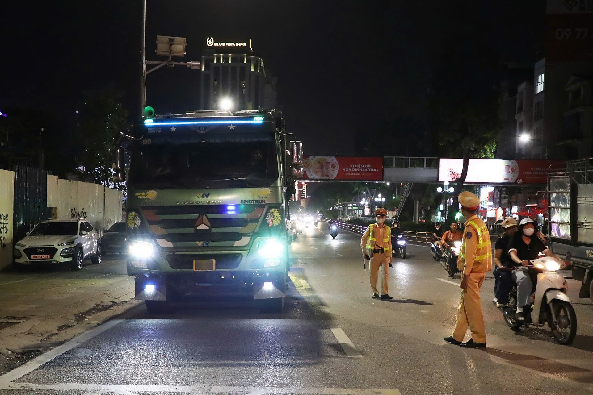 Nhiều xe chở hàng vi phạm bị phát hiện trong chiến dịch kiểm soát đêm ở Hà Nội