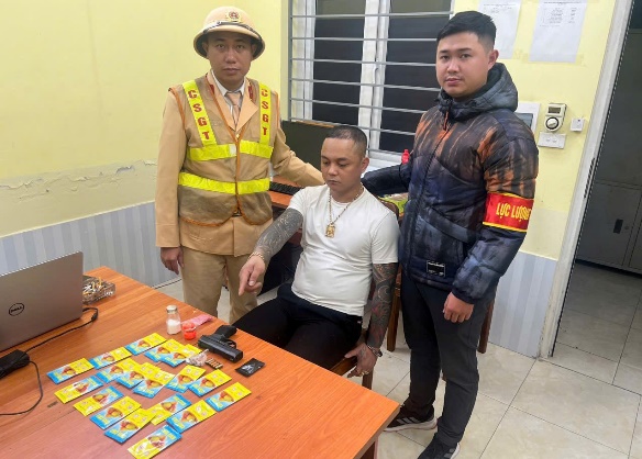 Kiểm tra xe ô tô có biểu hiện nghi vấn, thu giữ súng và nhiều ma túy