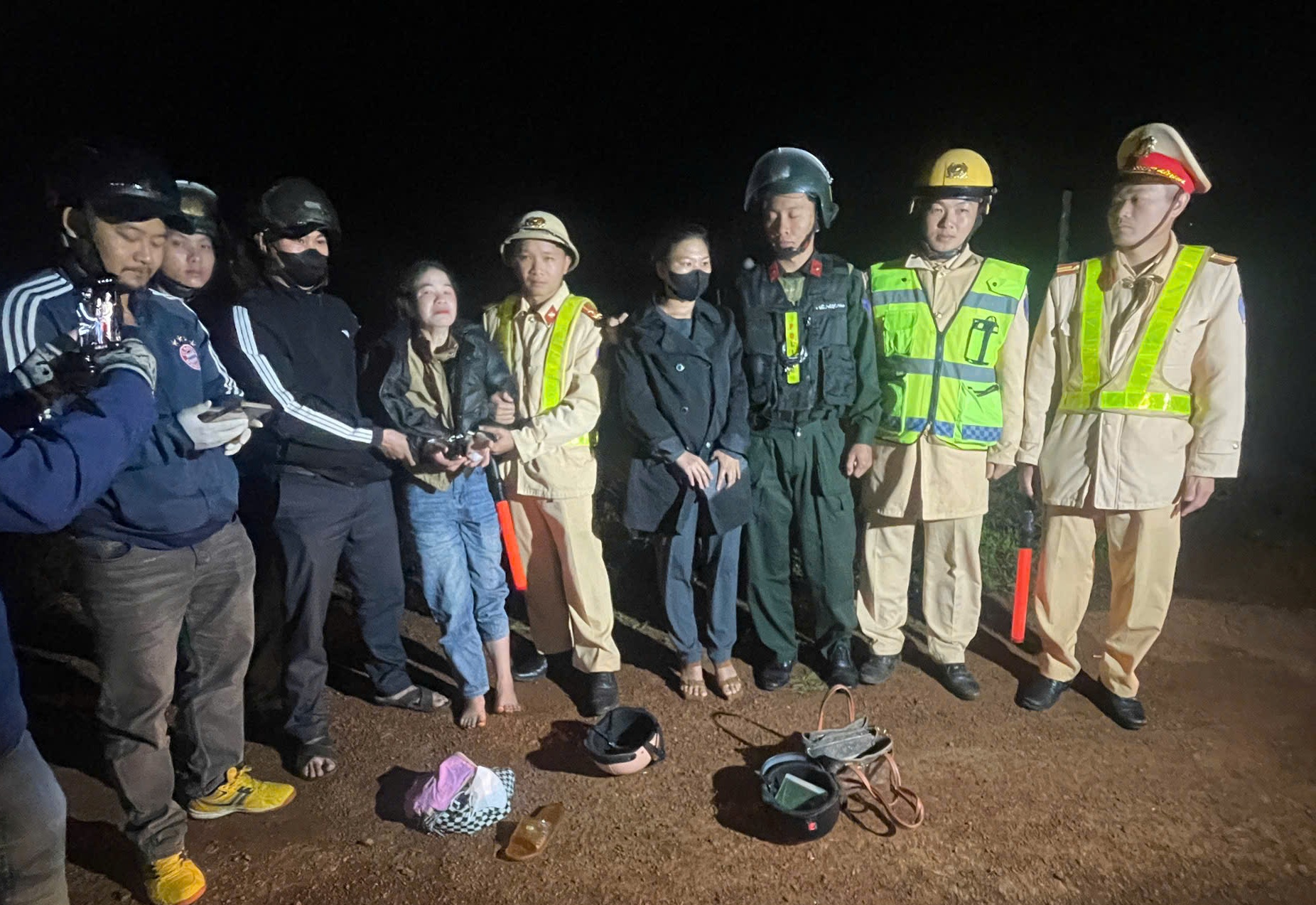 Đón lõng, chặn bắt hai nữ đối tượng tàng trữ trái phép chất ma túy