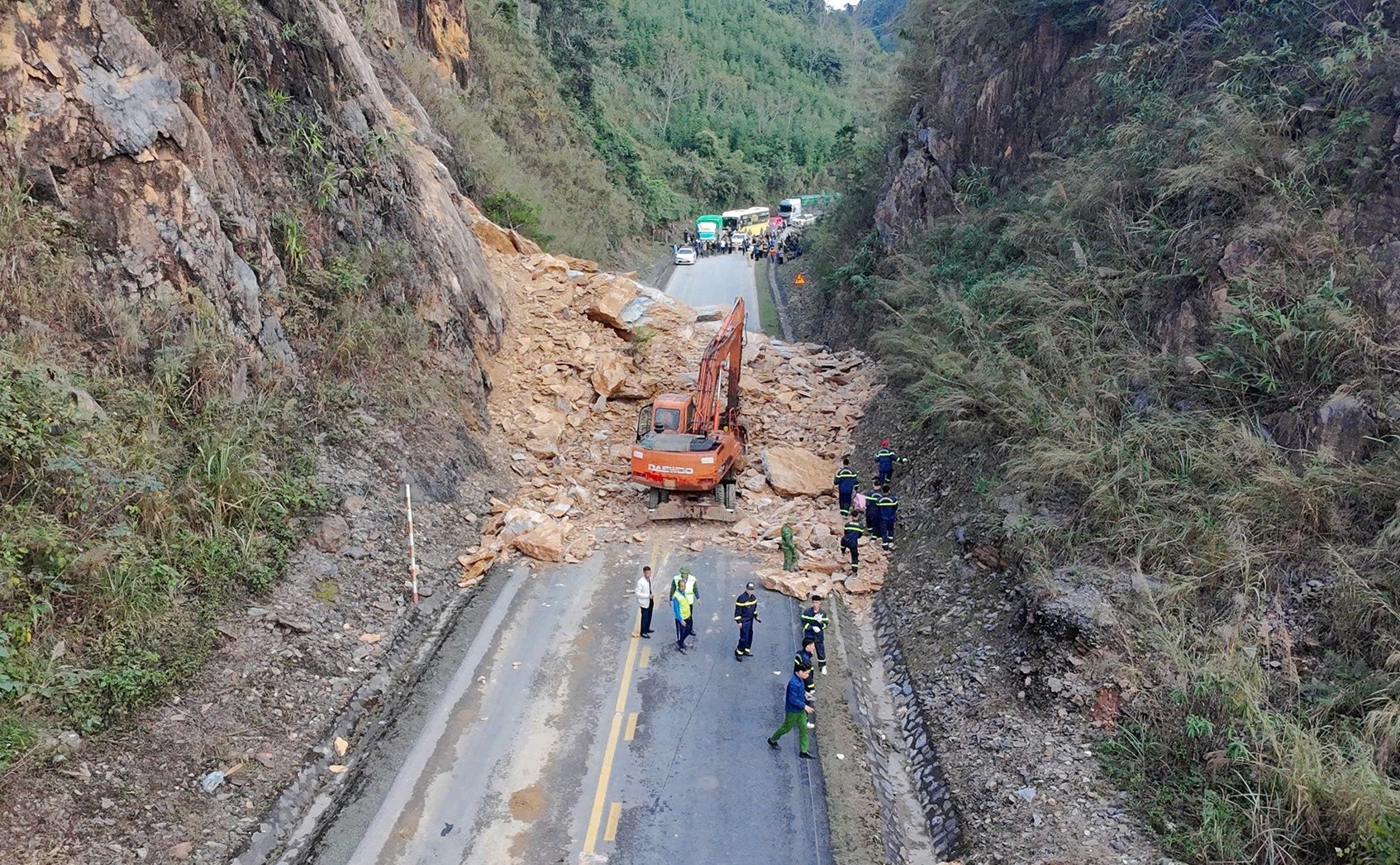 Sạt lở đất, đá trên Quốc lộ 6 khiến 3 người bị vùi lấp