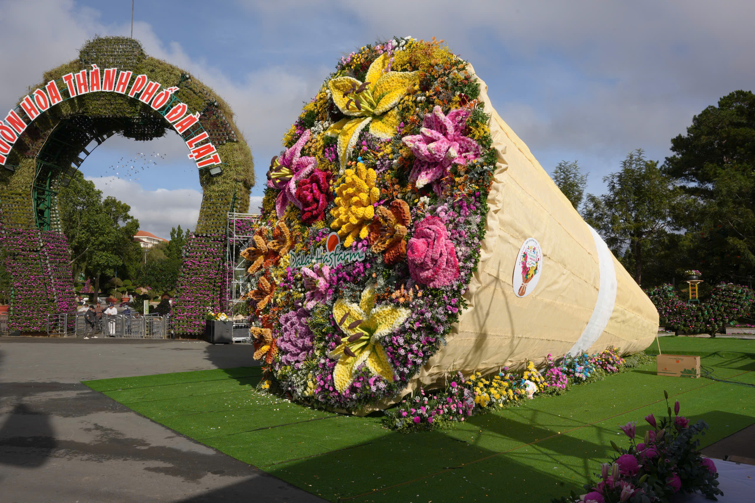 Bó hoa làm từ 108 giống hoa được xác lập kỷ lục Việt Nam tại Đà Lạt