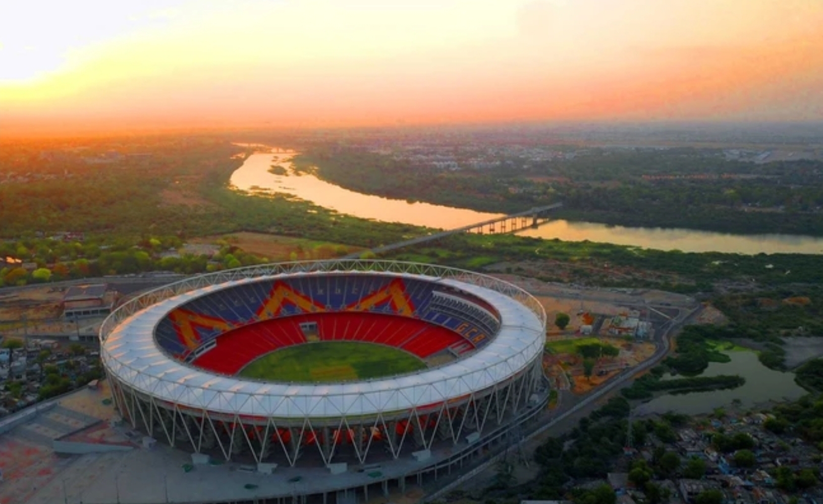 Sân vận động lớn nhất thế giới với 132 000 chỗ ngồi có gì đặc biệt