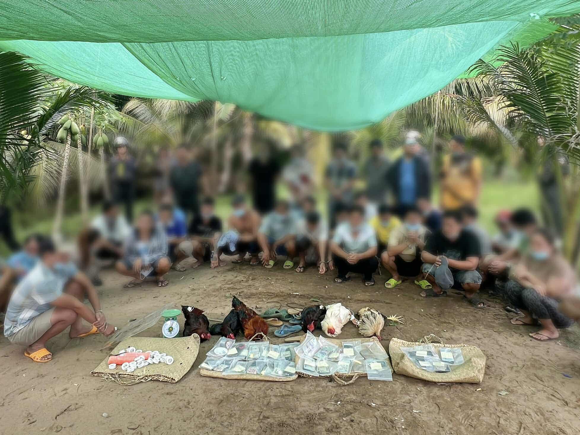 Liên tiếp triệt xóa 2 tụ điểm đá gà quy mô lớn, thu giữ hơn 100 triệu đồng