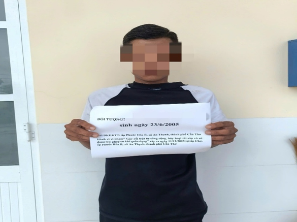 Đối tượng mang dao xông vào quán nhậu đuổi khách, đập phá tài sản