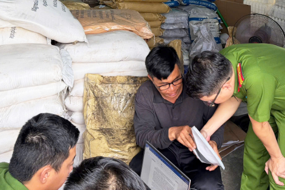 Không được cấp phép vẫn công khai sản xuất phân bón