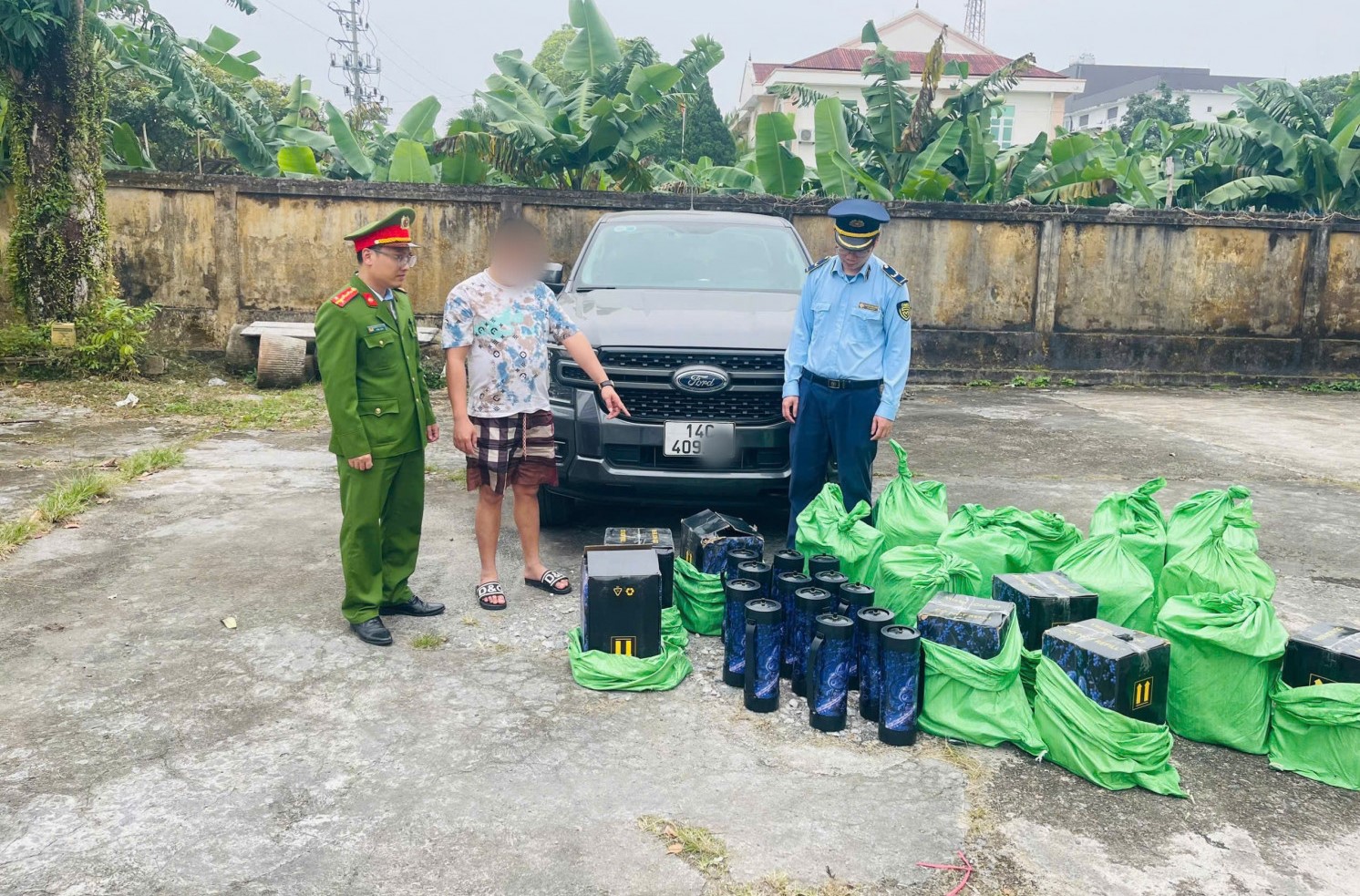 Kiểm tra xe bán tải, phát hiện 80 bình nghi “khí cười” không rõ nguồn gốc