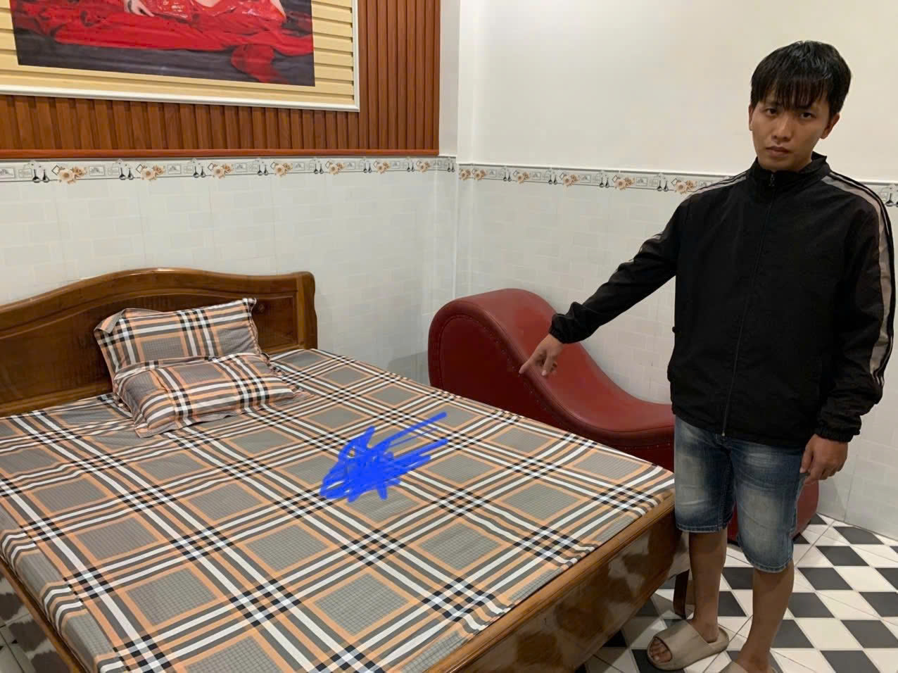 Rủ bạn gái vào nhà nghỉ rồi dùng dao cướp 40 triệu đồng