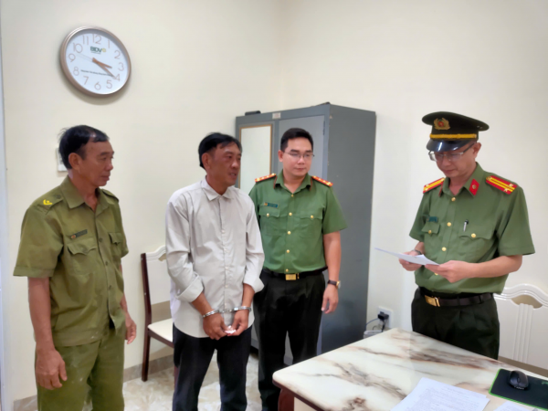 Bắt tạm giam 2 bị can về tội “tổ chức cho người khác xuất cảnh trái phép”