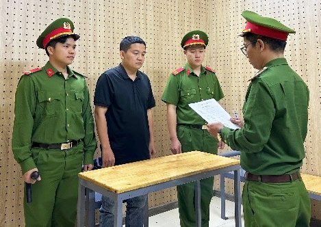 Phê chuẩn khởi tố, tạm giam cựu nhân viên ngân hàng lừa chiếm đoạt 8 tỉ đồng