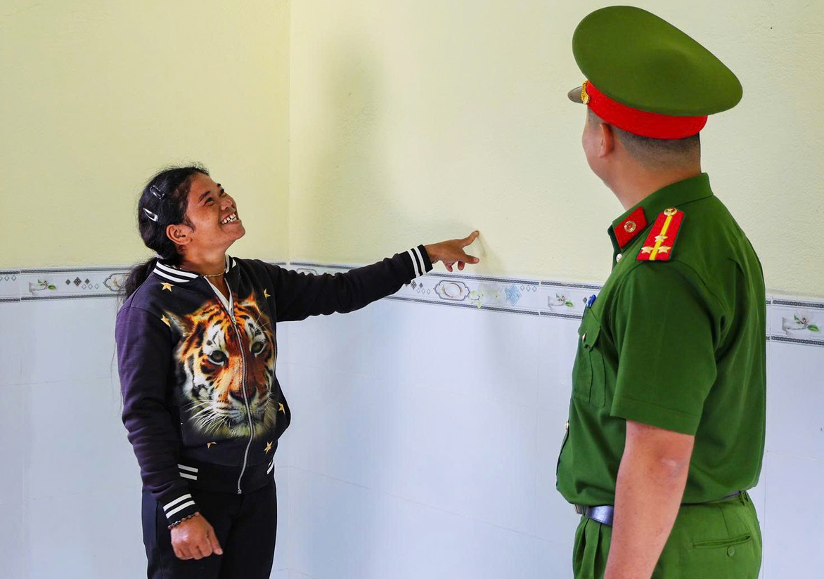 Người dân phấn khởi đón nhận nhà mới trong “Chiến dịch Quang Trung