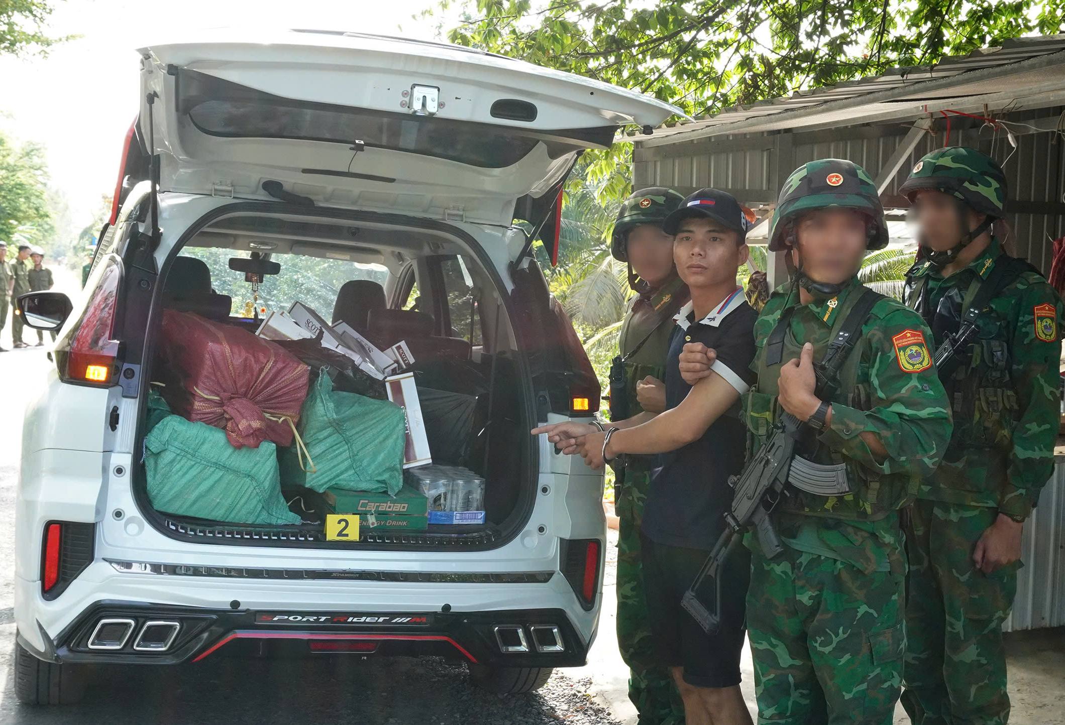 Bắt đối tượng sử dụng ôtô vận chuyển 3 000 bao thuốc lá ngoại nhập lậu