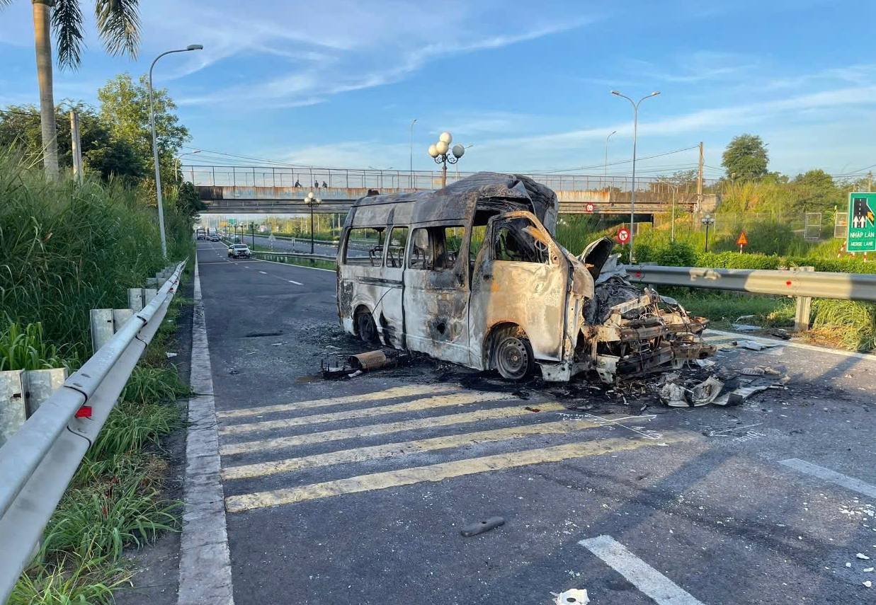 Xe cứu thương bốc cháy khiến 3 người tử vong