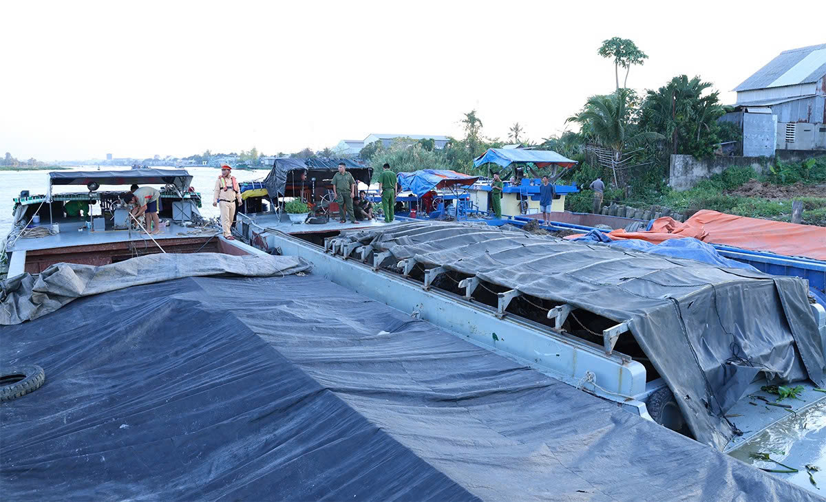 Bắt giữ 7 ghe vận chuyển khoáng sản không rõ nguồn gốc