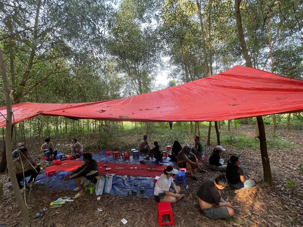 Triệt phá 2 sòng bạc trong vườn cây Tràm và trên bè cá