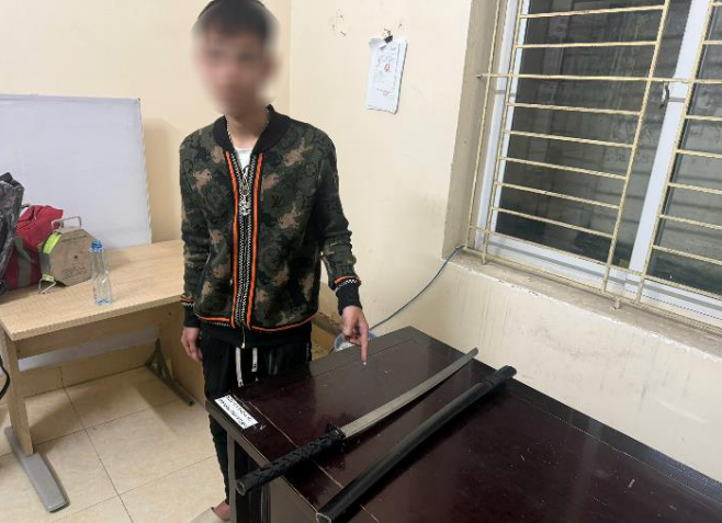 Tổ công tác 141 Công an TP Hà Nội phát hiện nhiều trường hợp tàng trữ dao, kiếm