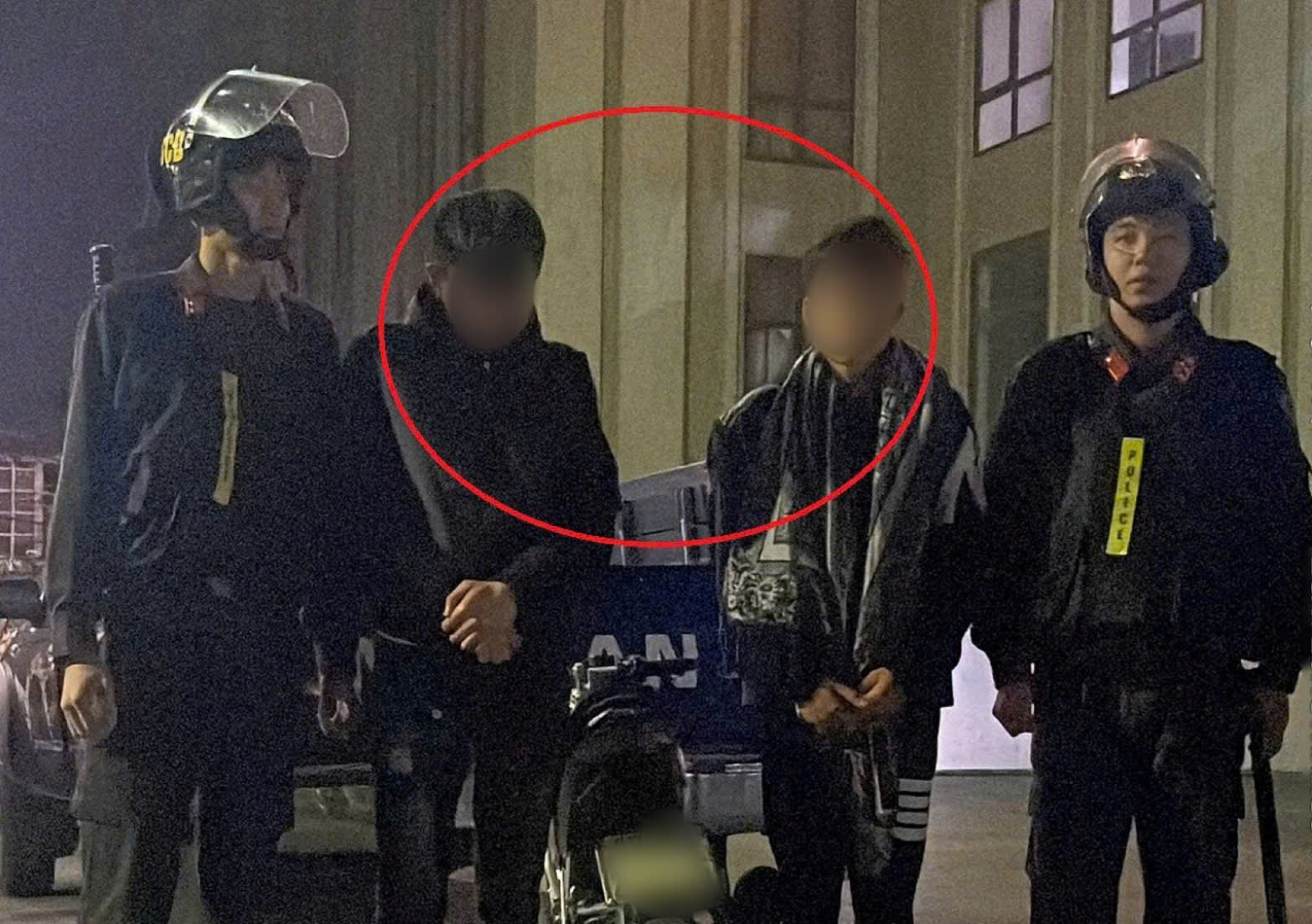 Nhiều thanh thiếu niên ném vỏ chai chống trả lực lượng chức năng trong đêm