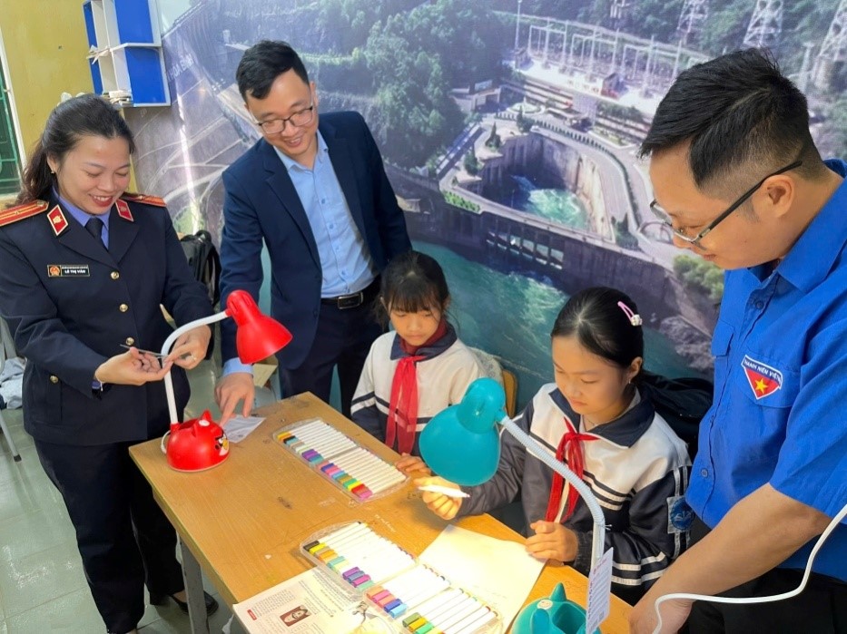 Chi đoàn VKSND khu vực 12, tỉnh Phú Thọ phối hợp tổ chức chương trình tình nguyện mùa Đông