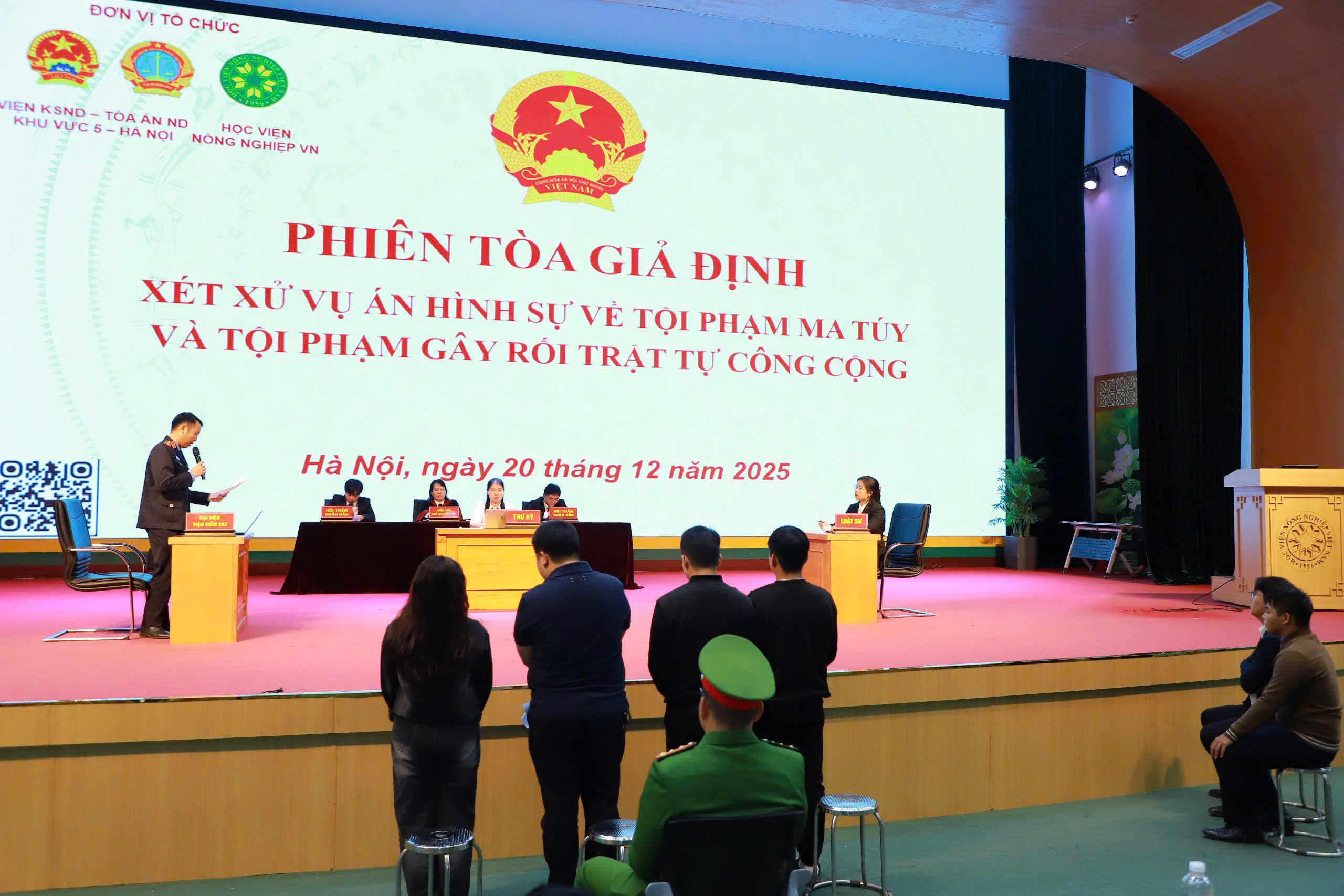 VKSND khu vực 5 - Hà Nội đưa pháp luật đến giảng đường qua phiên tòa giả định